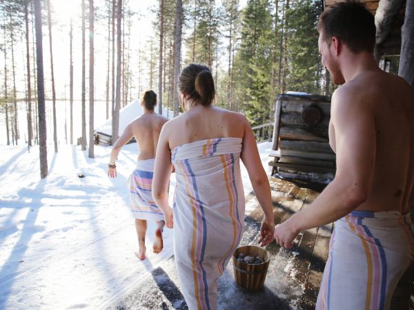 Expérience de Sauna dans une Tente Arctique avec Baignade dans la Glace